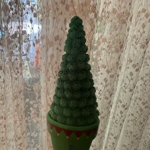 Green Holiday Tree with Roses